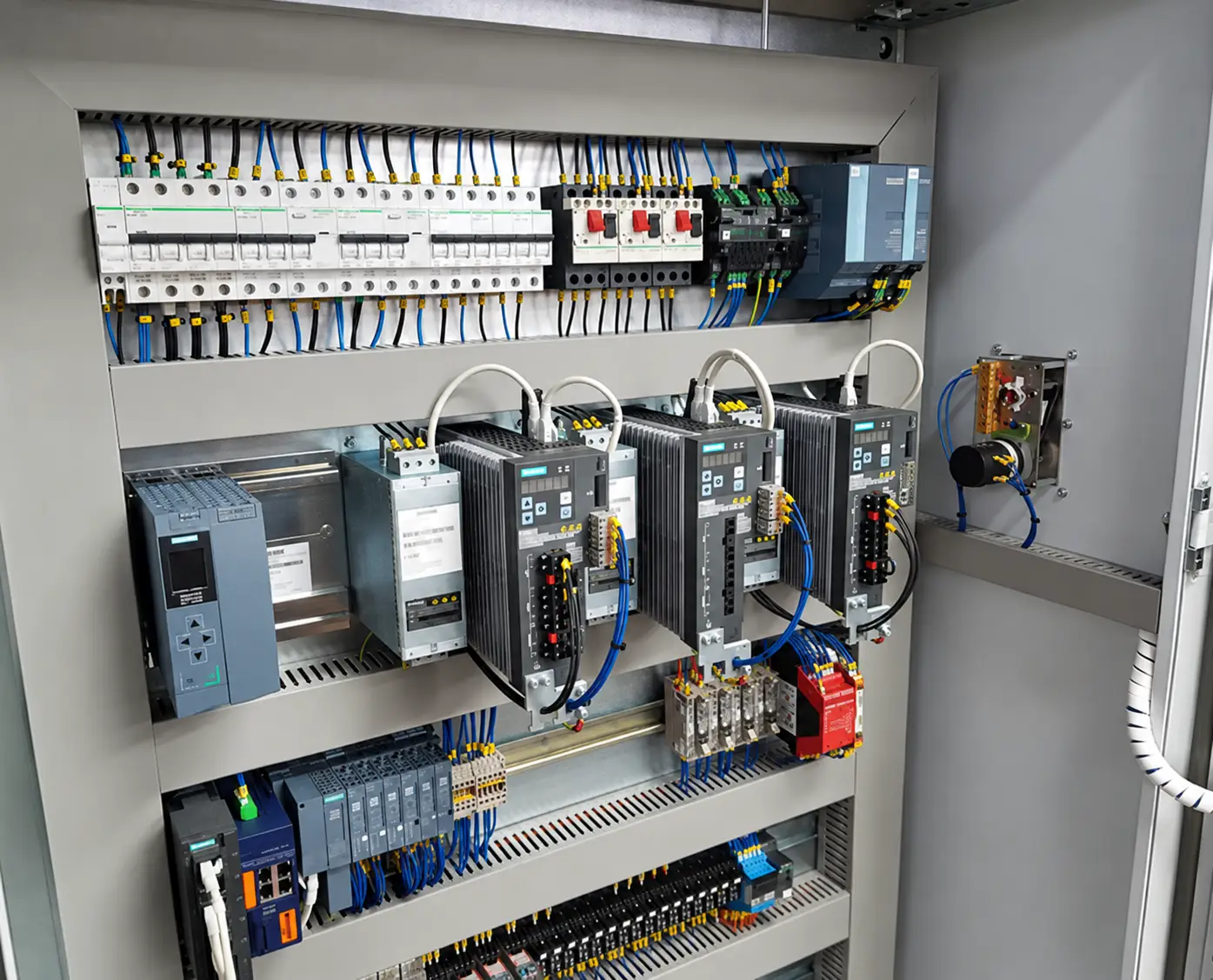 Quadre elèctric industrial amb equips de control i cablejat