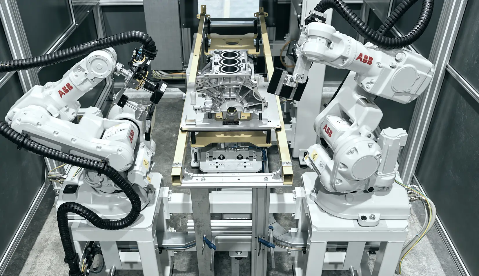 Robots industrials en una cèl·lula automatitzada